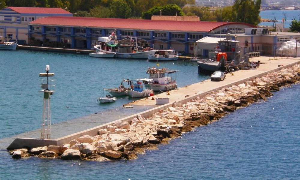 Συναγερμός στην Πάτρα: Αυτοκίνητο έπεσε στο λιμάνι - Αγωνία για τον οδηγό
